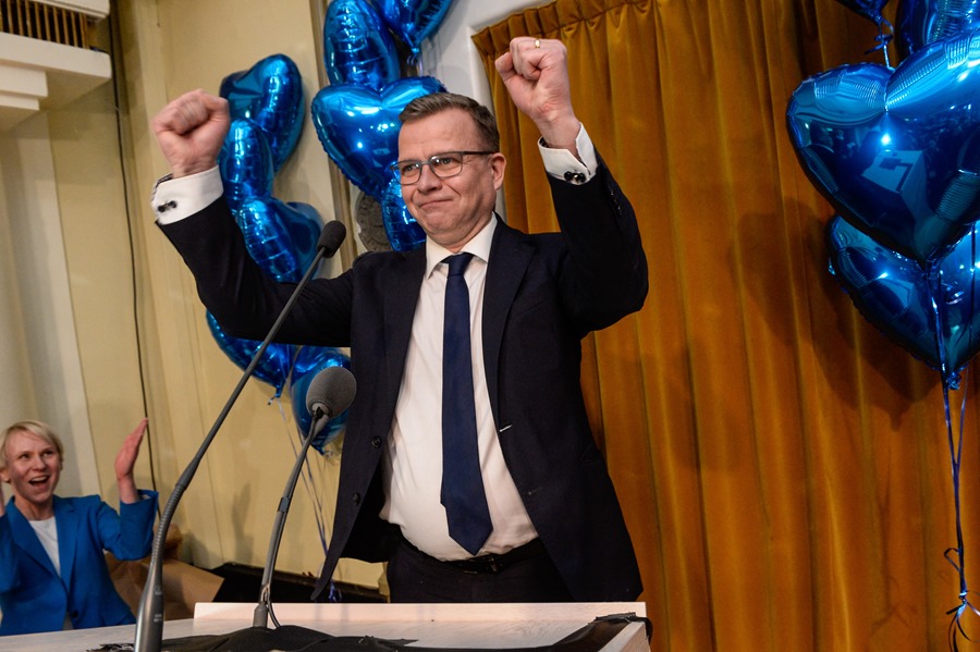 El líder del Partido de la Coalición Nacional, Petteri Orpo, celebra su victoria en las elecciones parlamentarias finlandesas en Helsinki