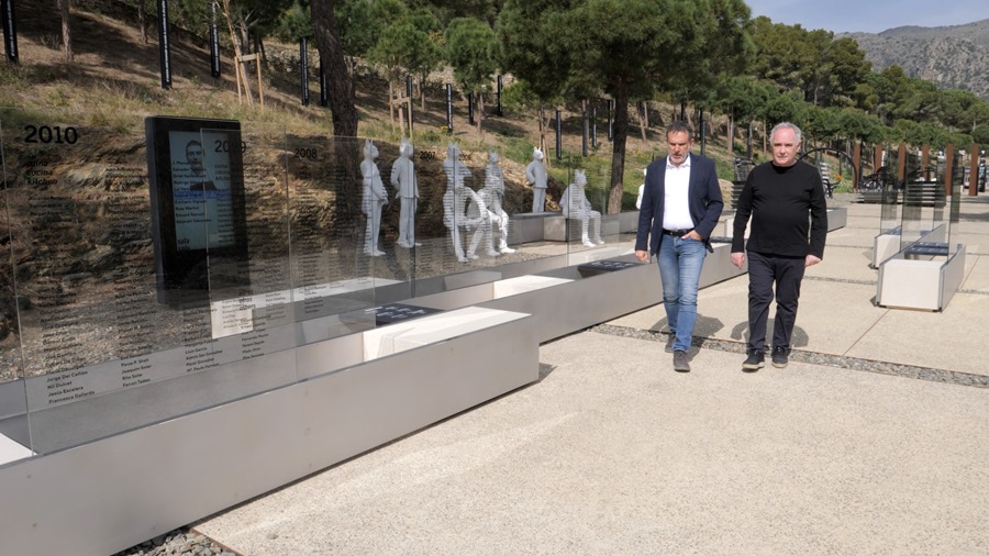 Ferran Adrià (d), junto al director general de elBulliFoundation, Lluís García, paseando por la zona expositiva exterior del museo