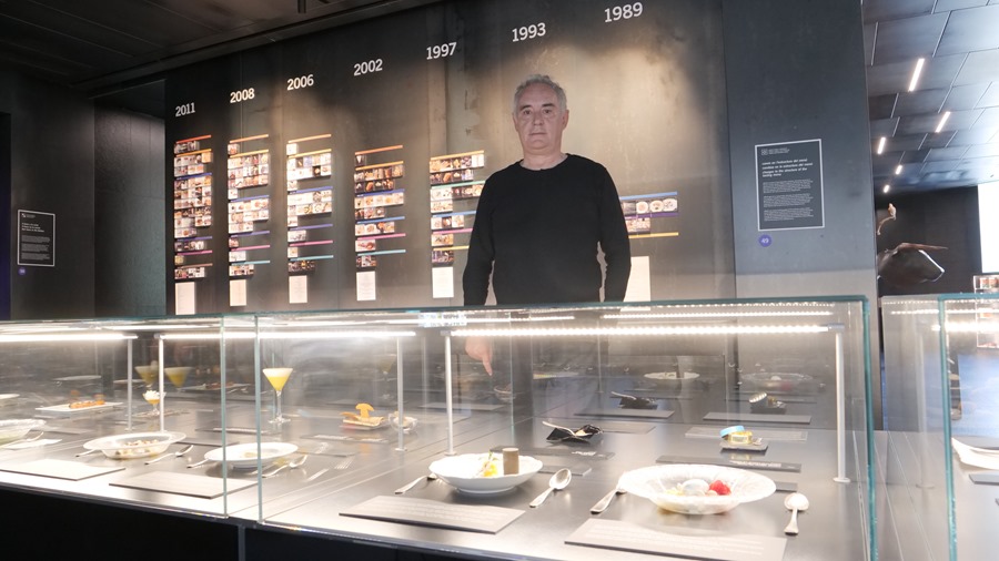 Ferran Adrià posa ante la vitrina en la que se reproducen algunos de sus platos más icónicos.