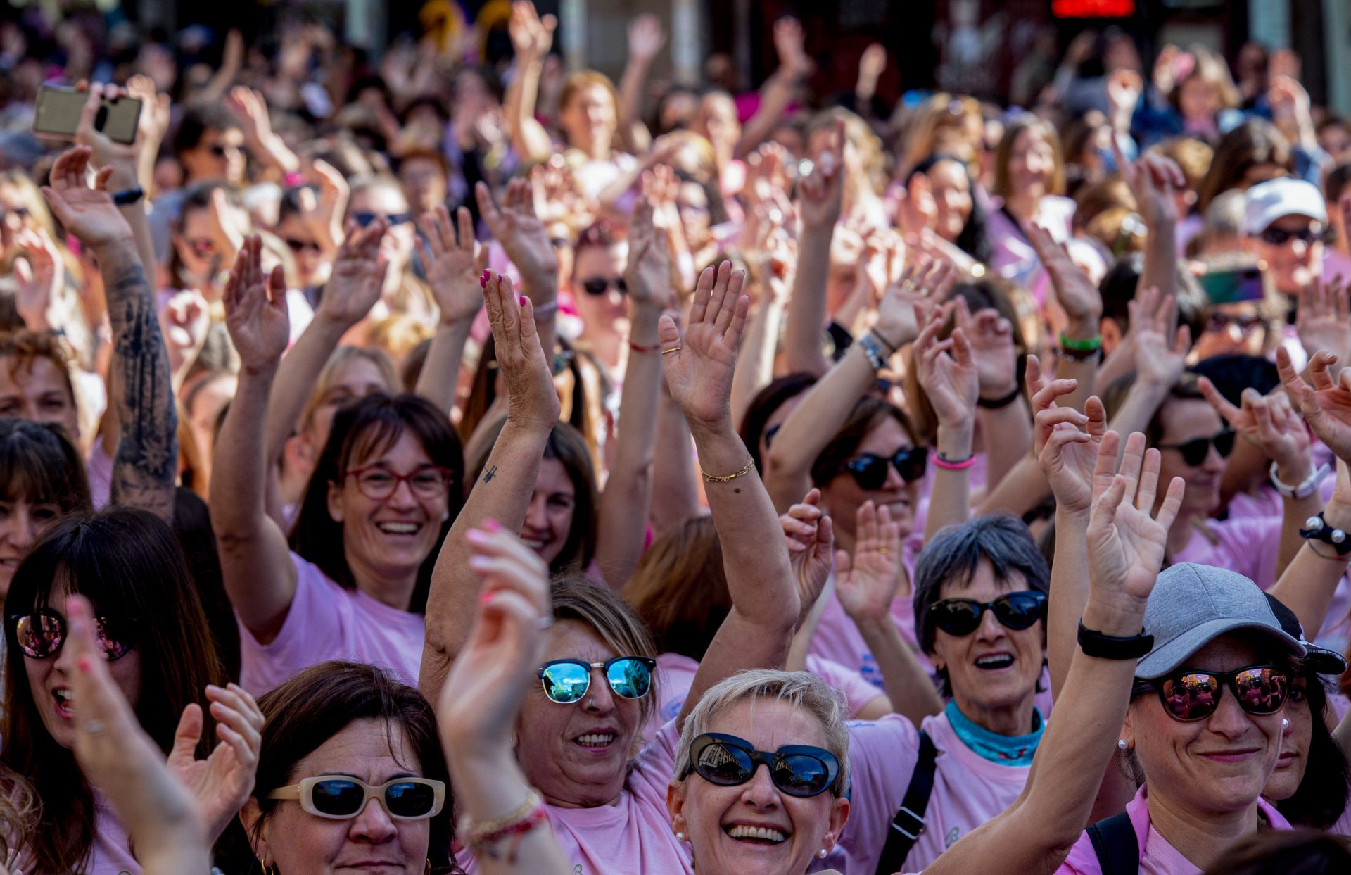 “Woman’s Race for Research floods the streets of Logroño with pink to raise funds for cancer research”