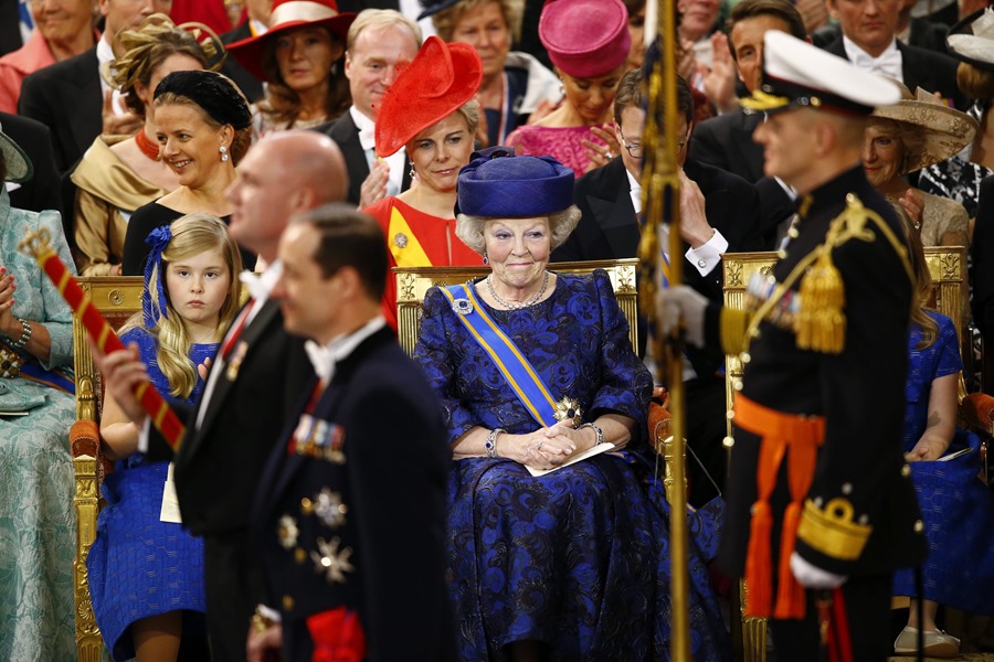 La princesa Beatriz (c) de los Países Bajos el día que firmó su abdicación para dejar el trono a su hijo mayor, el príncipe Guillermo, quien se convirtió en el nuevo rey de los Países Bajos ese mismo día, el 30 de abril de 2013