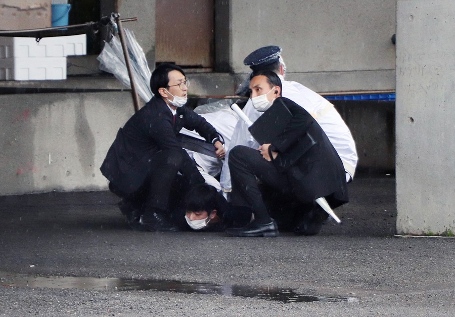 Agentes de policía arrestan a un hombre sospechoso de haber arrojado explosivos cuando el primer ministro japonés, Fumio Kishida, estaba a punto de pronunciar un discurso electoral en un puerto pesquero en Wakayama, Prefectura de Wakayama, Japón