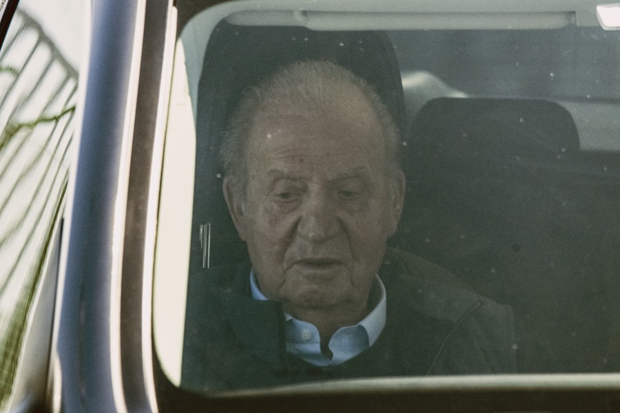 El rey emérito Juan Carlos I (i) a su llegada  al aeropuerto de Peinador (Vigo) y camino de Sanxenxo. 
