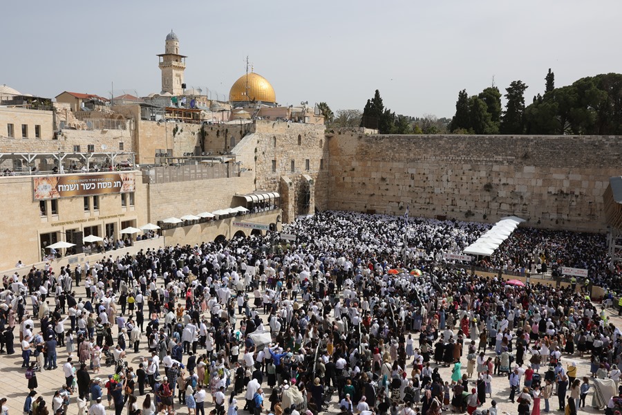 Cientos de palestinos se encierran en Al Aqsa mientras miles de judíos rezan en el Muro