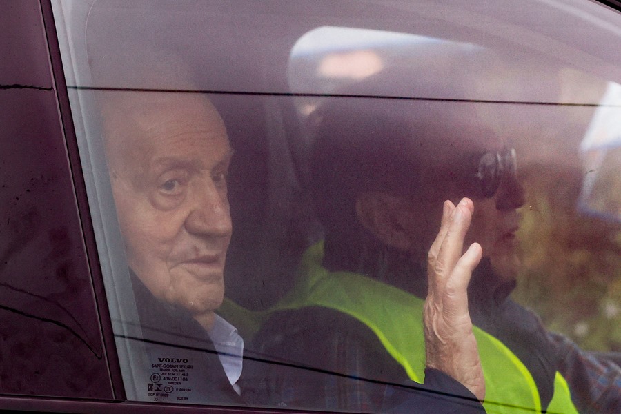 El rey Juan Carlos finaliza su estancia en Sanxenxo