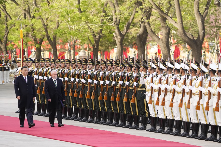 El presidente de China, Xi Jinping (i), y el presidente de Brasil, Luiz Inacio Lula da Silva, pasan revista a una guardia de honor durante una ceremonia de bienvenida en el Gran Palacio del Pueblo en Beijing, China, este 14 de abril.