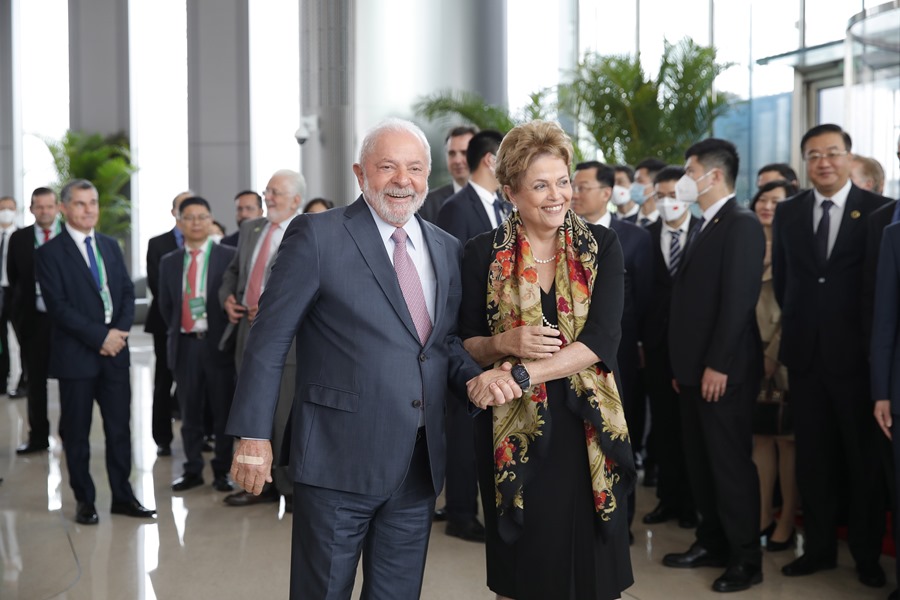El presidente de Brasil, Luiz Inácio Lula da Silva, estrecha la mano de la nueva presidenta del Nuevo Banco de Desarrollo (NDB), Dilma Rousseff, expresidenta brasileña, en su ceremonia de toma de posesión en la sede del banco en Pudong, Shanghái.