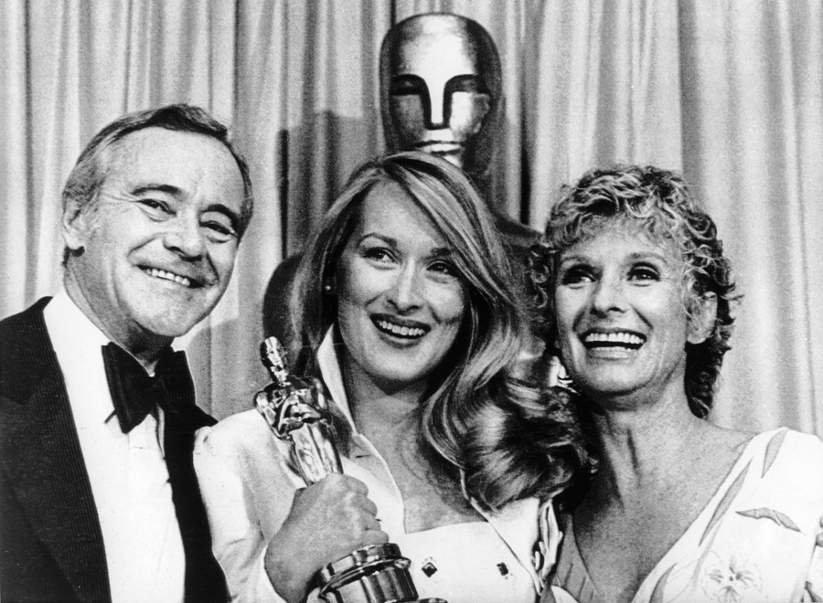 La actriz Meryl Streep (c) junto a los actores Jack Lemmon y Cloris Leachman, posa con su Oscar a la Mejor Actriz de Reparto por su actuación en la película "Kramer contra Kramer", en 1980.