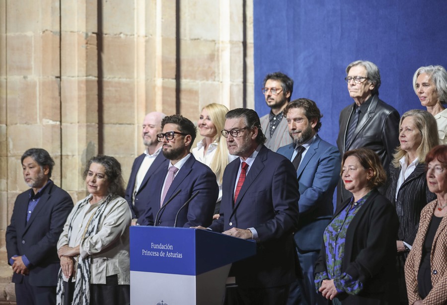 El presidente del jurado del Premio Princesa de Asturias de las Artes 2023, Miguel Zugaza Miranda (c), durante la lectura que concedió el galardón a Meryl Streep