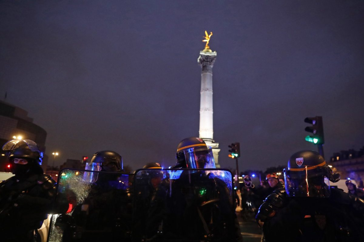 La policía antidisturbios se despliega en París, tras la decisión del Consejo Constitucional sobre la reforma de las pensiones.
