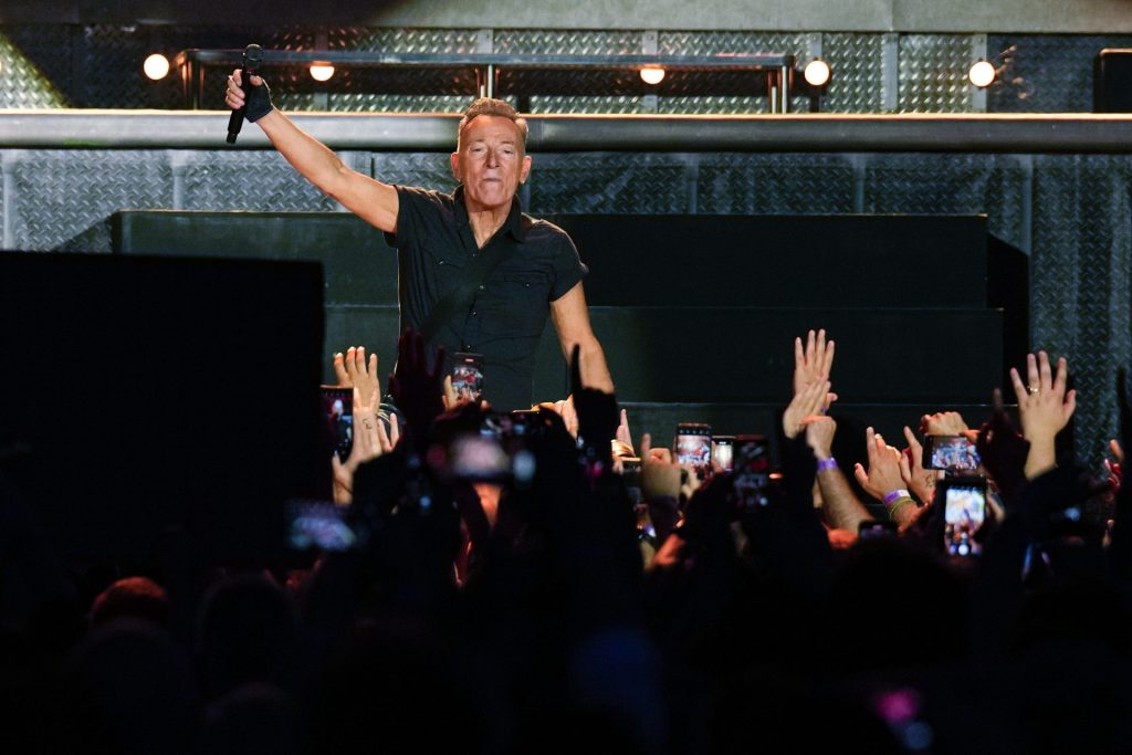 El músico y cantante estadounidense Bruce Springsteen durante el concierto que ha ofrecido este viernes en el Estadio Olímpico de Barcelona.