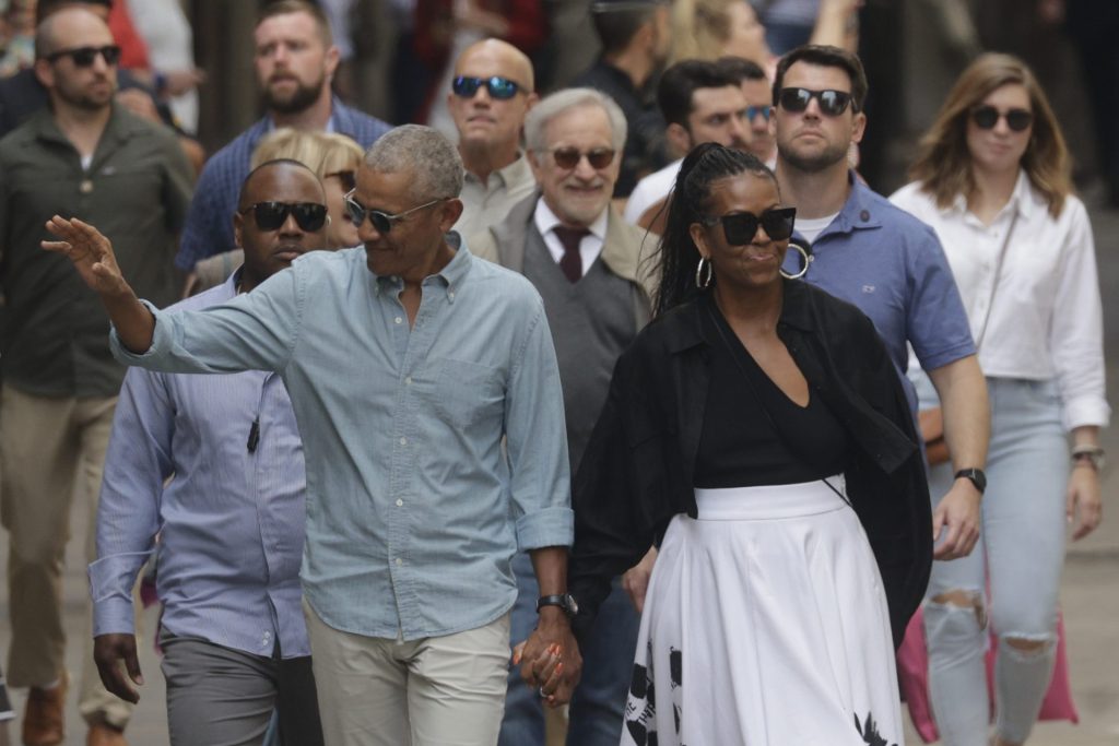 El expresidente norteamericano Barack Obama y su mujer Michelle acompañados de Steven Spielberg y su esposa Kate Capshaw (detrás) pasean por Barcelona