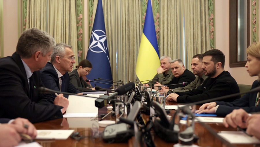 Imagen facilitada por la OTAN que muestra al secretario general, Jens Stoltenberg (2-i) y al presidente de Ucrania, Volodymyr Zelensky (2-d en un momento de la reinión que hyan celebrado este 20 de abril Kiev. 