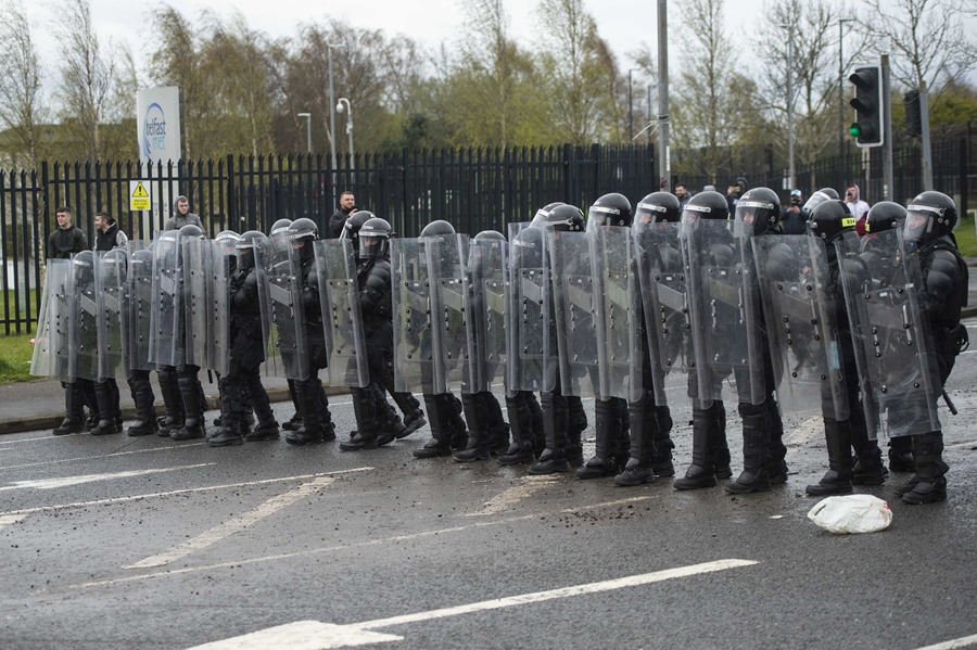 Despliegue policial el pasado sábado en Belfast, en vísperas de los actos conmemorativos del 25 aniversario de los acuerdos de paz de Viernes Santo.