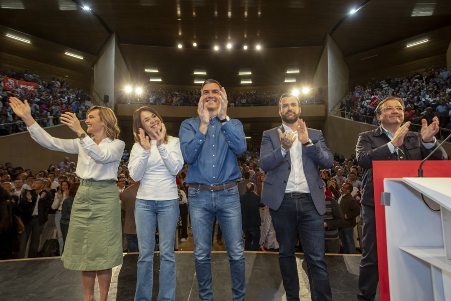 Sánchez arropa a Luis Salaya como candidato del PSOE a la Alcaldía de Cáceres
