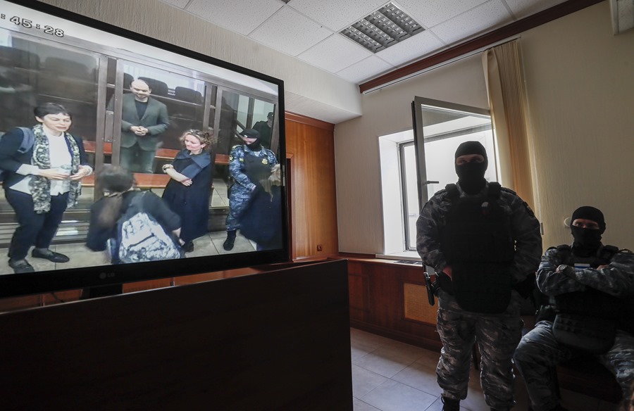 El activista opositor ruso Vladimir Kara-Murza escucha telemáticamente el veredicto del Tribunal Municipal de Moscú que este lunes le ha condenado por alta traición a 25 años de cárcel