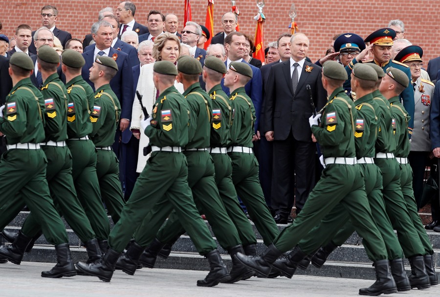 Imagen de archivo del presidente ruso, Vladímir Putin (c-dcha), el ministro de Defensa, Serguéi Shoigu (dcha), y el exprimer ministro, Dmitri Medvédev (3-dcha), en un desfile militar en Moscú