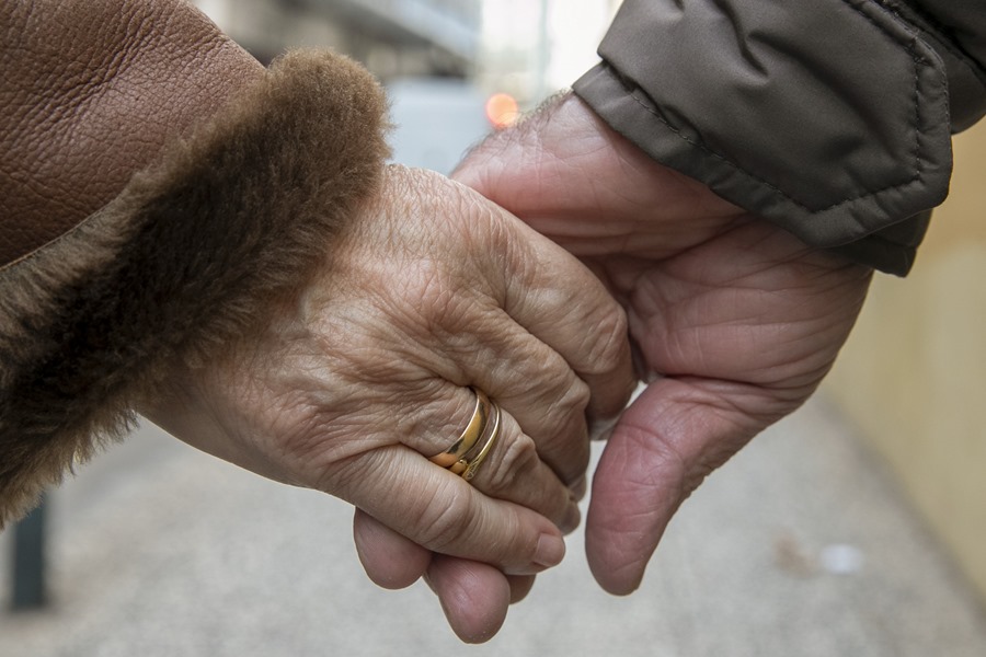 Una pareja caminaba de la mano por una calle de Zaragoza el pasado 14, de febrero, Día de los Enamorados.