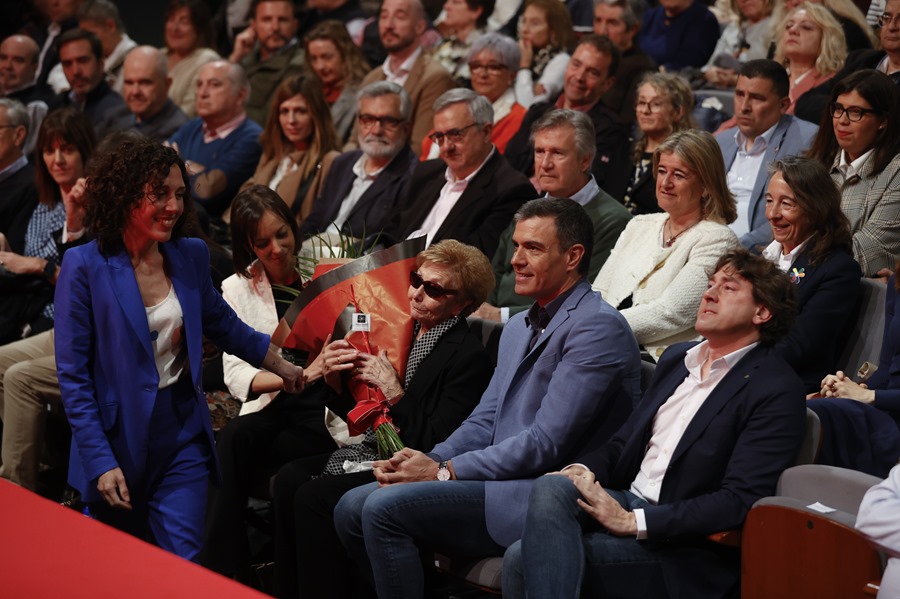 El presidente del Gobierno, Pedro Sánchez, sentado junto a la madre de Rodolfo Ares y el secretario general del PSE-EE, Eneko Andueza (d), durante el homenaje en Bilbao al que fuera dirigente del partido, fallecido el pasado 26 de enero.