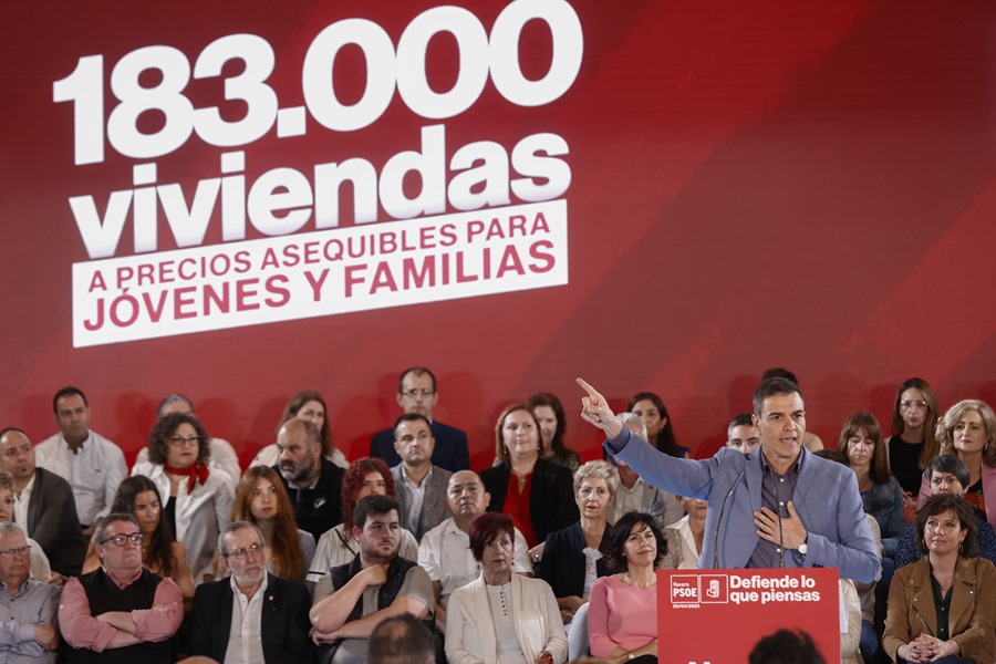 El secretario general del PSOE y presidente del Gobierno, Pedro Sánchez (d), en el acto de presentación de la candidata a la alcaldía de Pamplona, Elma Saiz. 