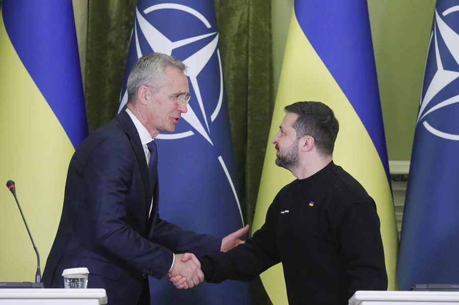 El presidente de Ucrania, Volodymyr Zelensky (d) y el secretario general de la OTAN, Jens Stoltenberg (i), en Kiev este 20 de abril.