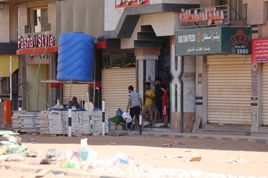 Sudaneses ante una tienda en Jartum.