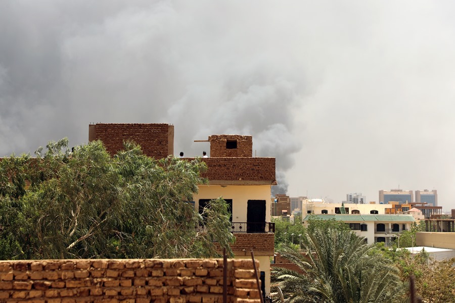 El humo se eleva por encima de los edificios en Jartum, Sudán, durante los enfrentamientos entre el ejército y los paramilitares de las Fuerzas de Apoyo Rápido (RSF) dirigidas por el general Mohamed Hamdan Dagalo.