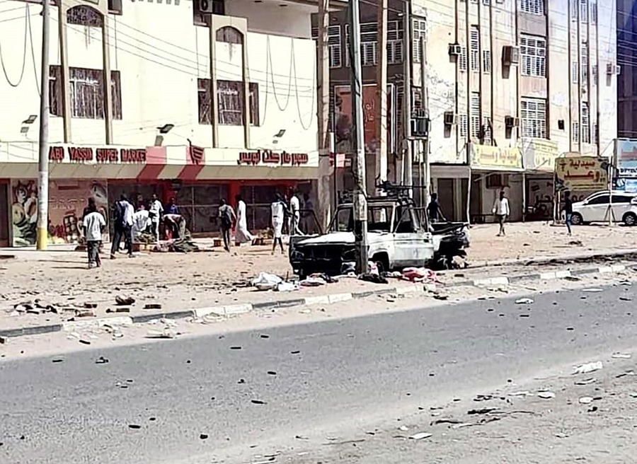 Imagen faciitada por la embajada de Indonesia en Jartum que muestra una calle de la capital de Sudán afectada por los combates que se libran desde el pasado 15 de abril. 