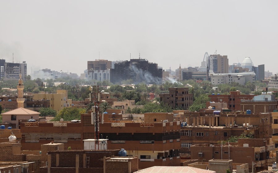 Humo sobre Jartum durante el conflicto entre el Ejército y los paramilitares de las FAR