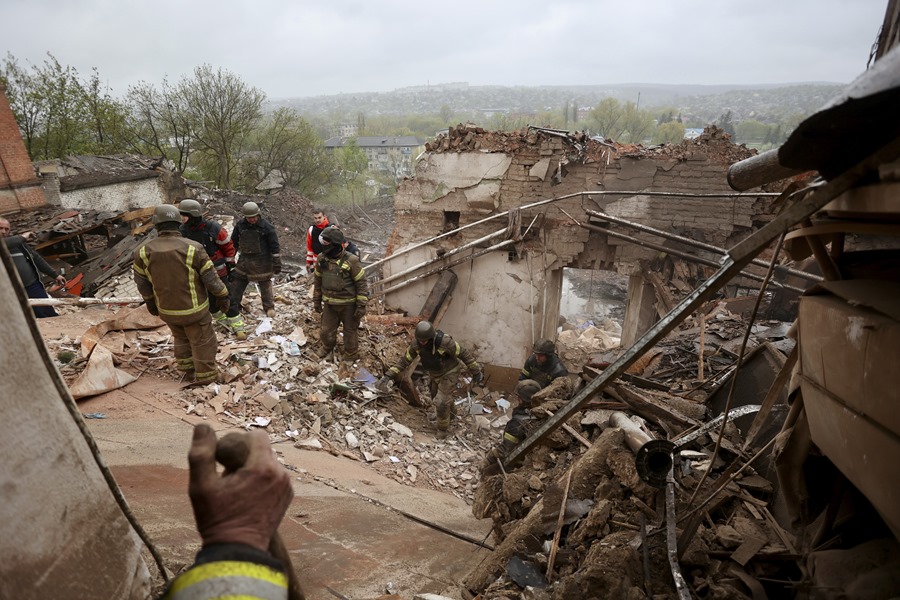 Una casa alcanzada en el ataque lanzado el martes por las tropas rusas contra el museo de la ciudad de Kupiansk, en la región de Járkov, en el noreste de Ucrania.