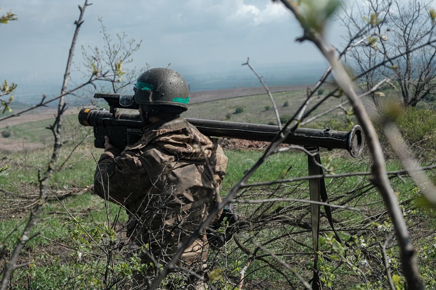 Un miembro de la división de misiles antiaéreos del ejército ucraniano de la 57ª Brigada en posición, a las afueras de Bajmut.