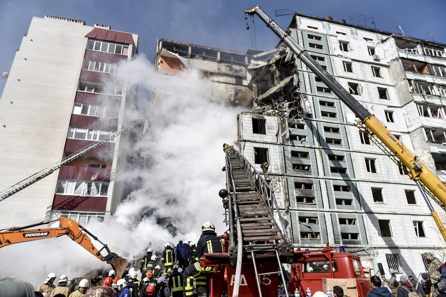 Los equipos de rescate trabajan en el lugar de un edificio residencial dañado tras un ataque con misiles, en Uman, región de Cherkasy, Ucrania central, este 28 de abril.