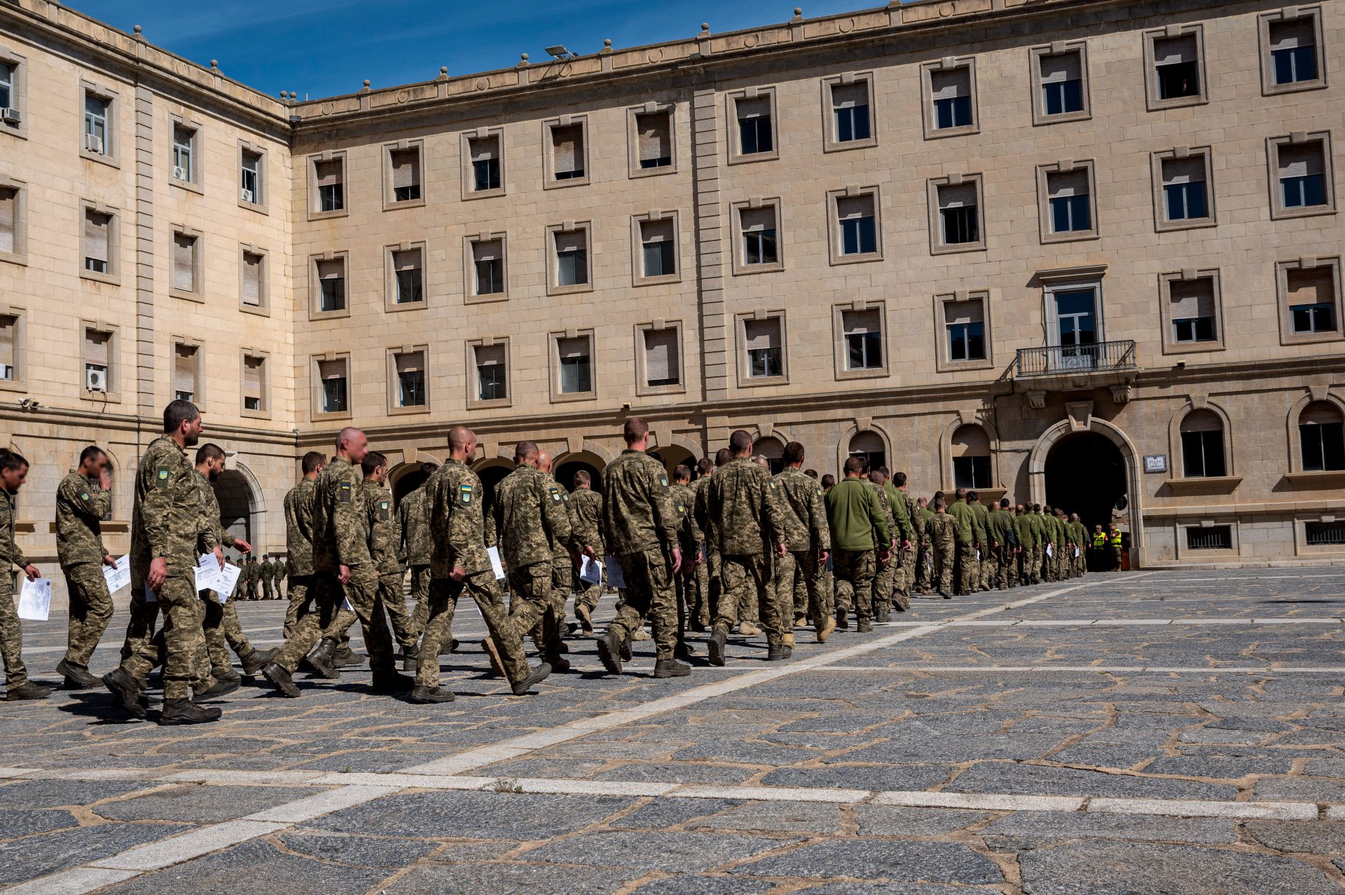 Robles despide a los ucranianos formados en la Academia de Infantería de Toledo