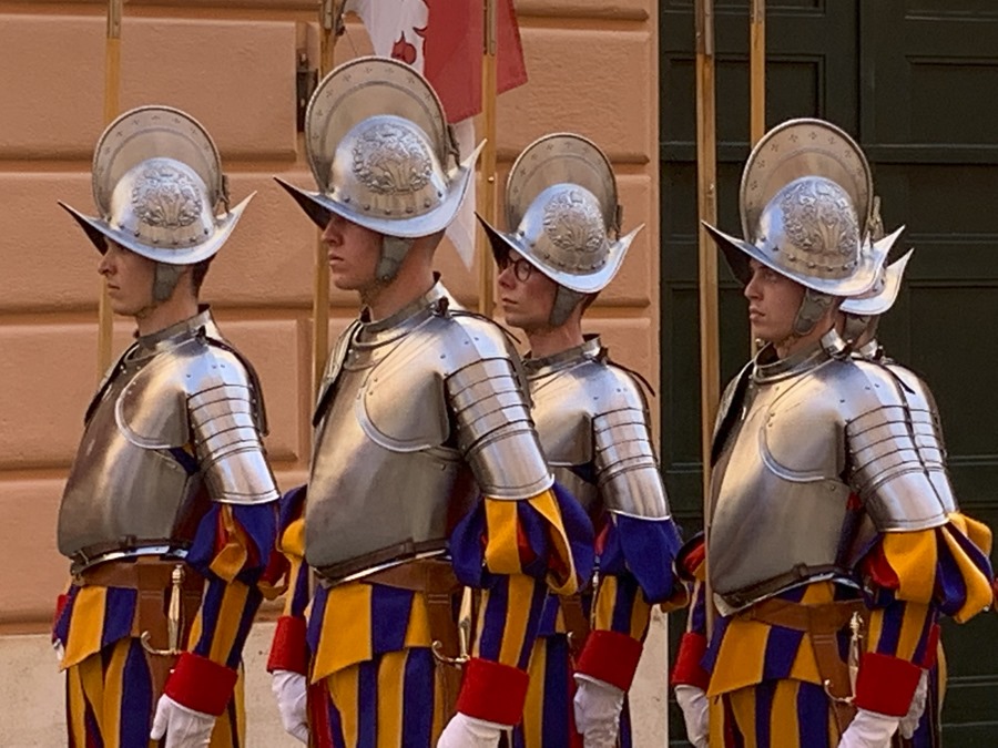 Miembros de la Guardia Suiza, que presume de ser el ejército en activo más antiguo del mundo.