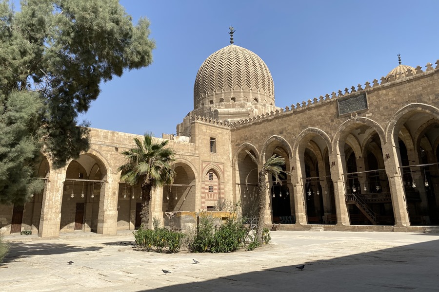  La ruta por la Ciudad de los Muertos de El Cairo incluye una visita a la mezquita de Amir Qurqumas. Una de las visitas del "Walk Like An Egyptian"