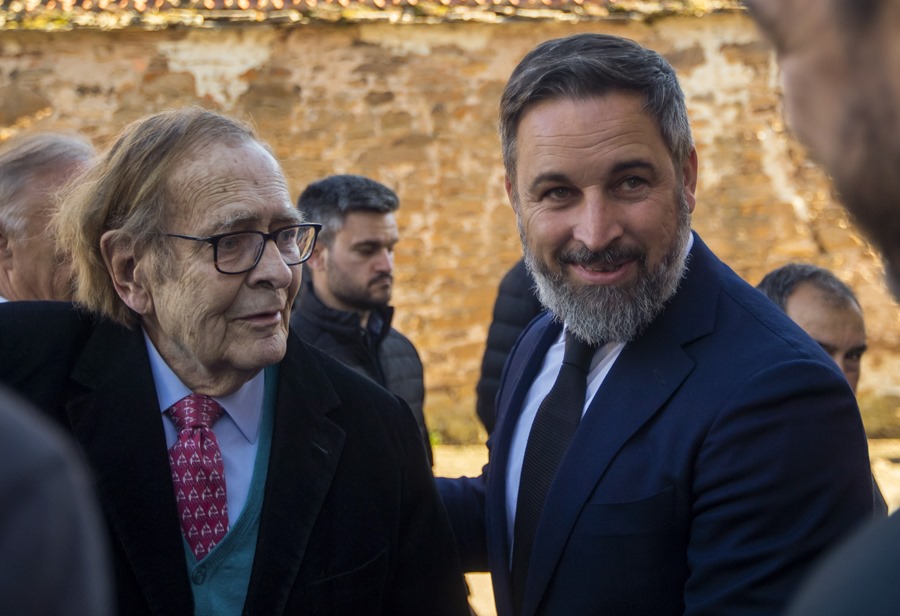 El economista Ramón Tamames (i) y el presidente de Vox, Santiago Abascal, se unen a los familiares y amigos que han dado su último adiós al escritor Fernando Sánchez Dragó.