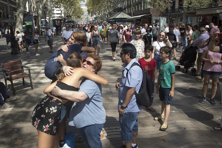 Dos jóvenes daban abrazos "gratis" a todas aquellas personas que paseaban por Las Ramblas de Barcelona.