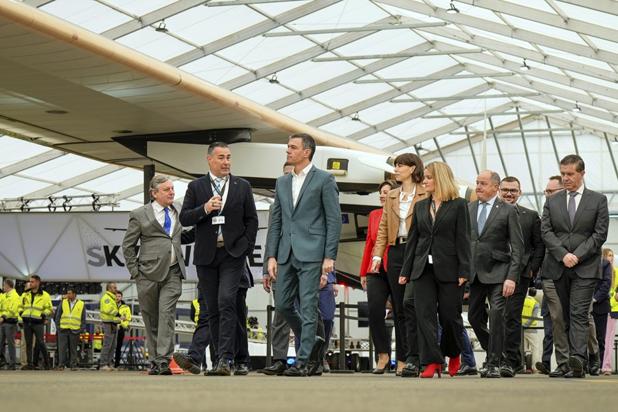 El presidente del Gobierno, Pedro Sánchez (c), visita la empresa Skydweller para conocer la aeronave solar fabricada por Skydweller, en el aeropuerto de Albacete.