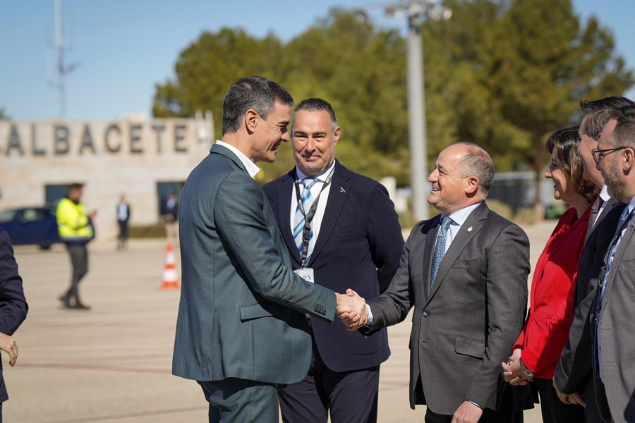 El presidente del Gobierno, Pedro Sánchez (i), durante su visita a la empresa Skydweller para conocer el primer aeronave solar, en el aeropuerto de Albacete, este lunes.