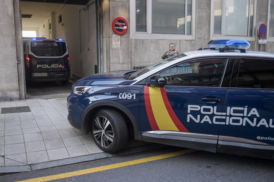 Retiran la custodia a la madre que se arrojó con su hija desde un quinto piso en Áviles, Asturias.