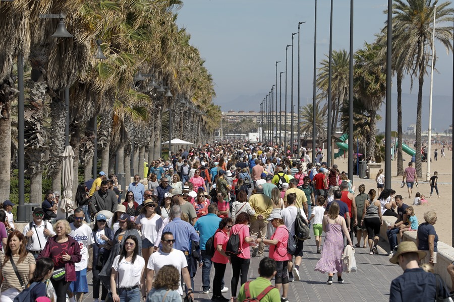 Miles de personas en el paseo marítimo de la playa de la Malvarrosa, ayer en Valencia. Calor y altas temperaturas para esta época del año