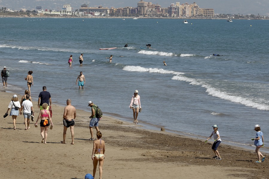 Miles de personas ayer en las playas valenciana. Esta semana calor inusual y altas temperaturas en casi toda España
