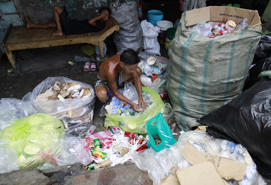 Filipinos buscan entre la basura