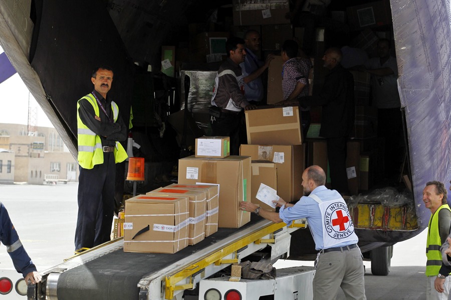  Trabajadores de la Cruz Roja Internacional, en labores de emergencia humanitaria. 
