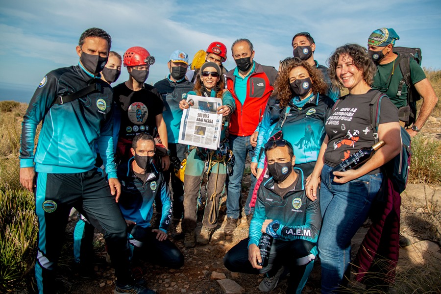 La deportista Beatriz Flamini (c) posa con los miembros del Grupo de Actividades Espeleológicas de Motril que la han ayudado a su salida de la cueva de Granada.