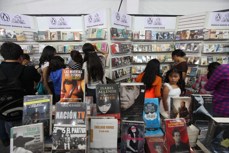 Varias personas observan libros en Ciudad de México, en el Día Internacional del Libro. 