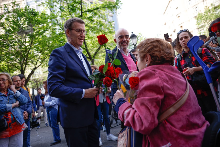  El candidato a la alcaldía de Barcelona por el PP, Daniel Sirera (c) junto con el líder del PP, Alberto Núñez Feijóo (i) reparten rosas en la Rambla de Barcelona, con motivo de Sant Jordi.