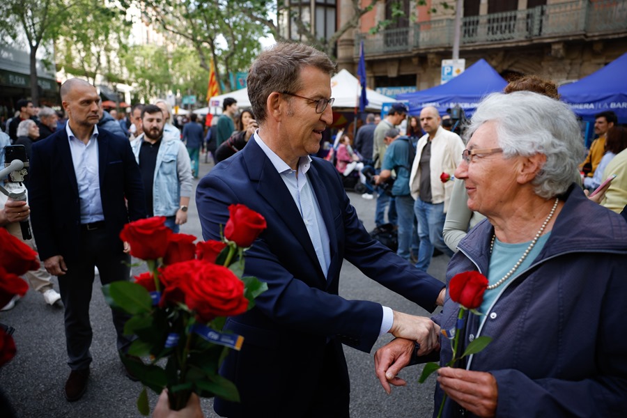 El líder del Partido Popular, Alberto Núñez Feijóo reparte rosas en la Rambla de Barcelona este domingo con motivo de Sant Jordi
