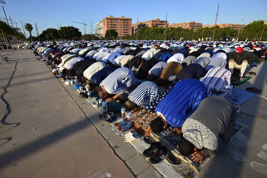 Miles de musulmanes celebran el final del Ramadán en Almería