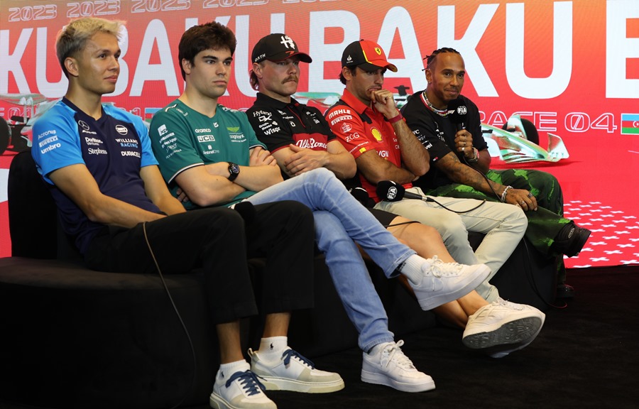 Alex Albon, Valtteri Bottas, Carlos Sainz y Lewis Hamilton